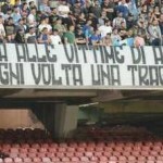 Uno striscione esposto sugli spalti di contestazione per la mancata qualificazione alla finale Europa league durante la partita di serie A Napoli - Cesena allo stadio San Paolo di Napoli, 18 maggio 2015. ANSA / CIRO FUSCO
