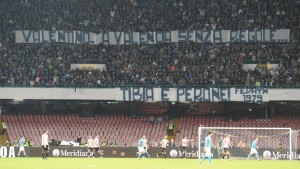 Uno striscione esposto sugli spalti di incitamento a Valentino Rossi durante la partita del campionato di Serie A Napoli-Palermo allo stadio San Paolo di Napoli, 28 ottobre 2015. ANSA / CIRO FUSCO