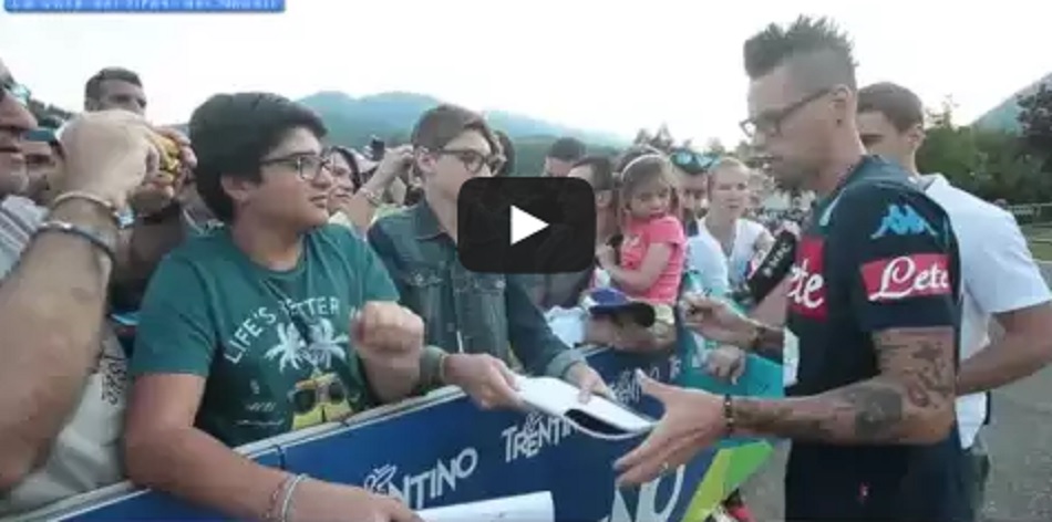 Video Dimaro – Marek Hamsik firma autografi, i tifosi impazziscono per lui