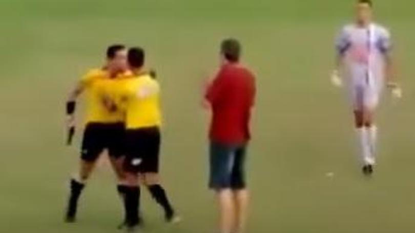Clamoroso in Brasile: l’arbitro di un incontro di calcio, invece del cartellino estrae….
