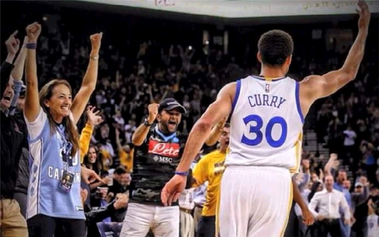 FOTO – Maglia del Napoli in NBA. Ecco chi è il tifoso azzurro immortalato ieri