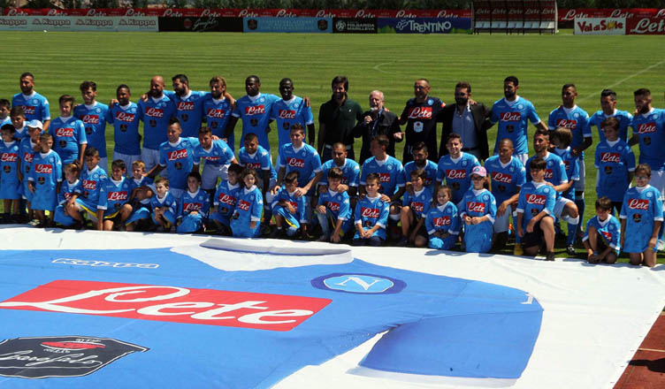 Due scelte in netto contrasto con De Laurentiis. E’ polemica per la linea “Unica Fede” e “King” dello sponsor Kappa