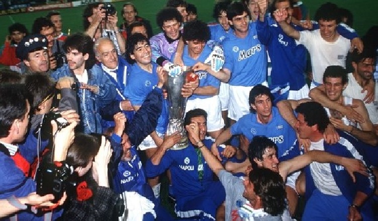 Napoli, Maradona e gli ex campioni azzurri in TV per un’occasione speciale. I dettagli