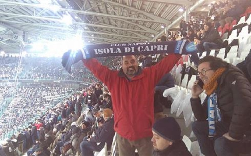 Video – Un tifoso del Napoli canta l’inno della Juve in versione sfottò tra migliaia di bianconeri