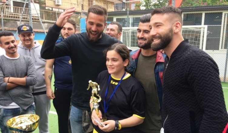 Visita a sorpresa di alcuni calciatori del Napoli presso la fondazione di don Luigi Merola