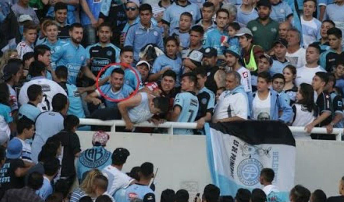 Tragedia in Argentina, lo scambiano per tifoso della squadra avversaria e lo gettano giù dagli spalti