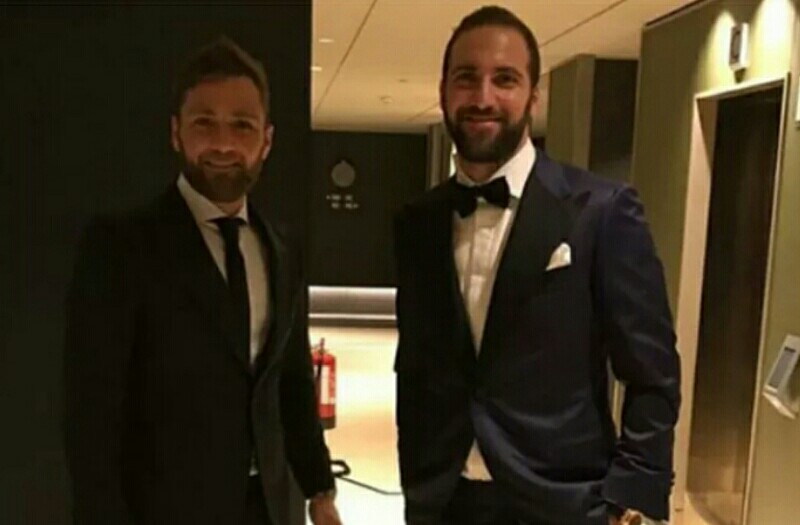 “Quanto ci piace vedere la faccia di tuo fratello mentre paga” – ADL vince su Higuain e i tifosi si prendono la rivincita sul fratello…