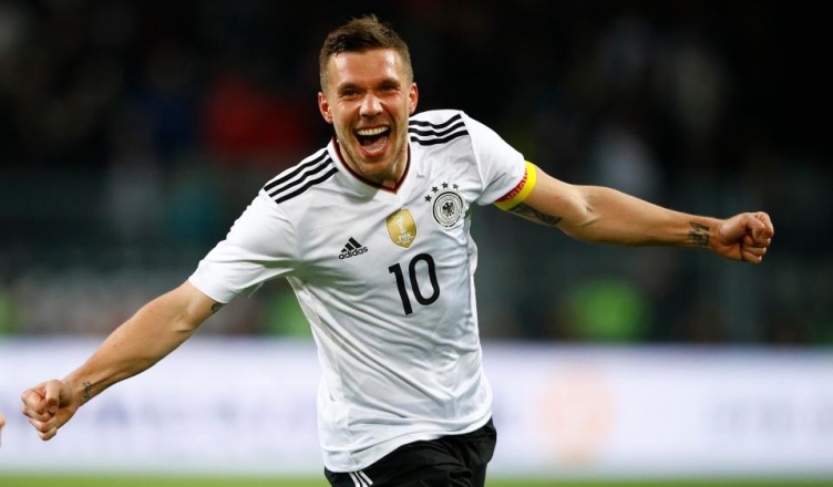 FOTO – Podolski in spiaggia insieme al suo maiale da compagnia e su Twitter prende in giro Schweinsteiger