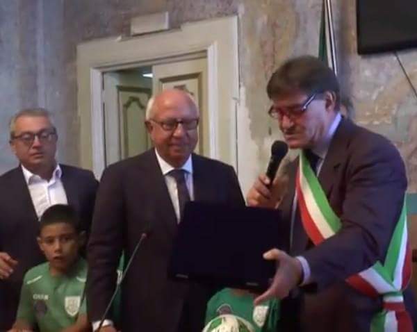 Ottavio Bianchi cittadino onorario di Vietri.Arriva il dissenso di un club salernitana: “Ci dissociamo, ha allenato il Napoli!”