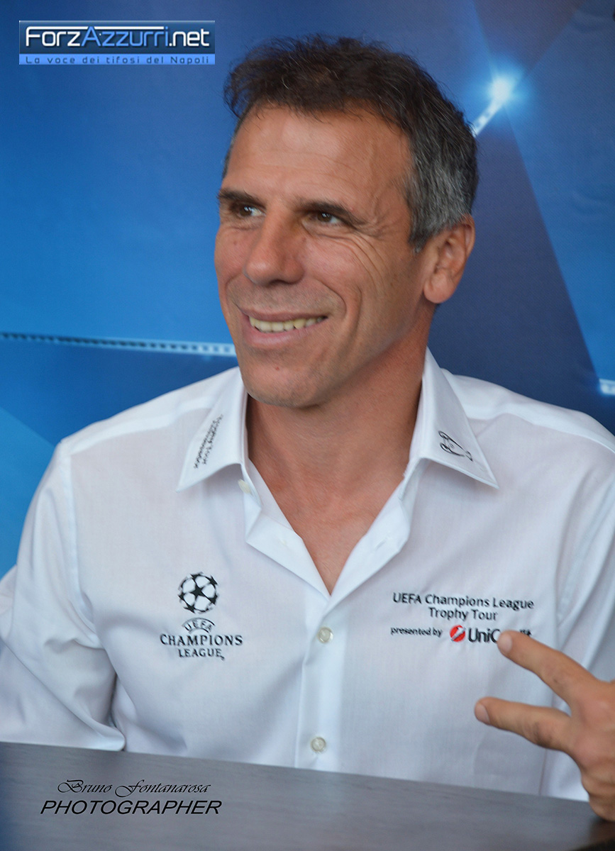 Zola: “Quando guardo il Napoli m’incanto, tifo per gli azzurri e se dovessero vincere lo scudetto sarò con loro a festeggiare”