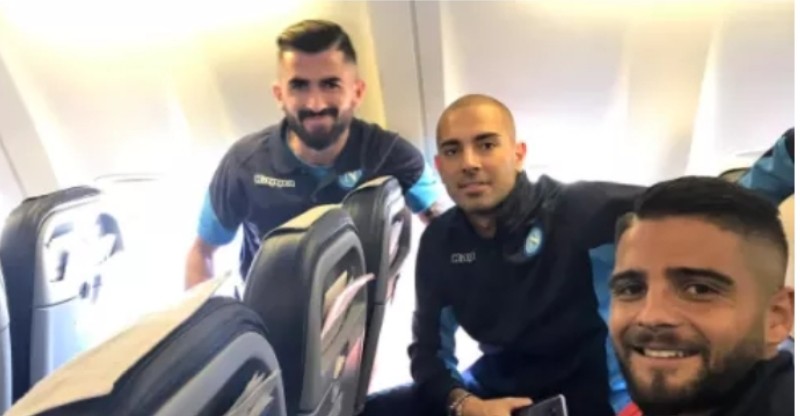 FOTO – Il ‘doppio’ Napoli in viaggio verso Manchester