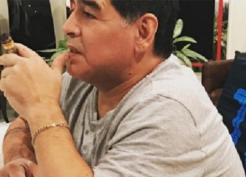 FOTO – Maradona si è fatto immortalare mentre guarda Man City-Napoli. Il particolare