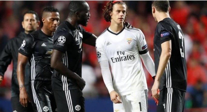 FOTO – Lukaku consola il giovane portiere 18enne del Benfica dopo la papera