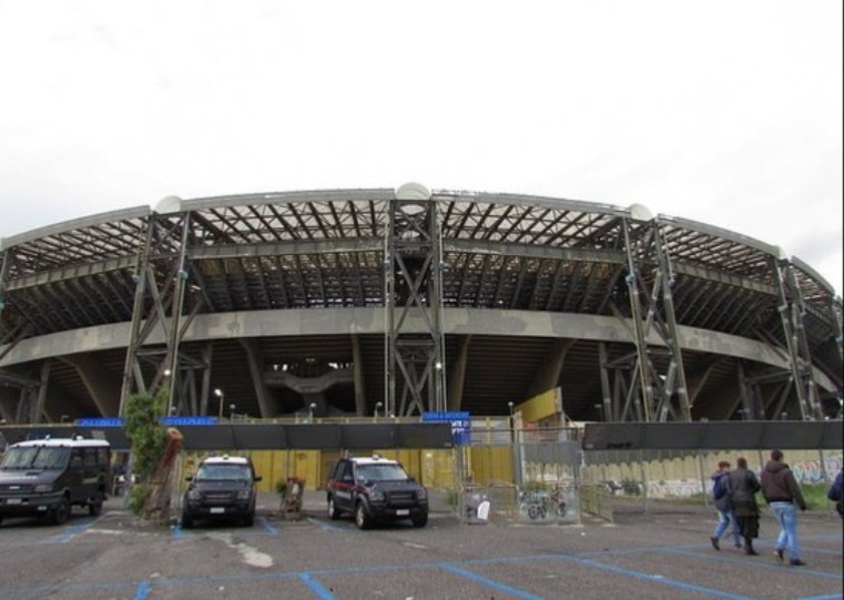 Daspo per un tifoso del Cagliari: al San Paolo con due fumogeni e della droga