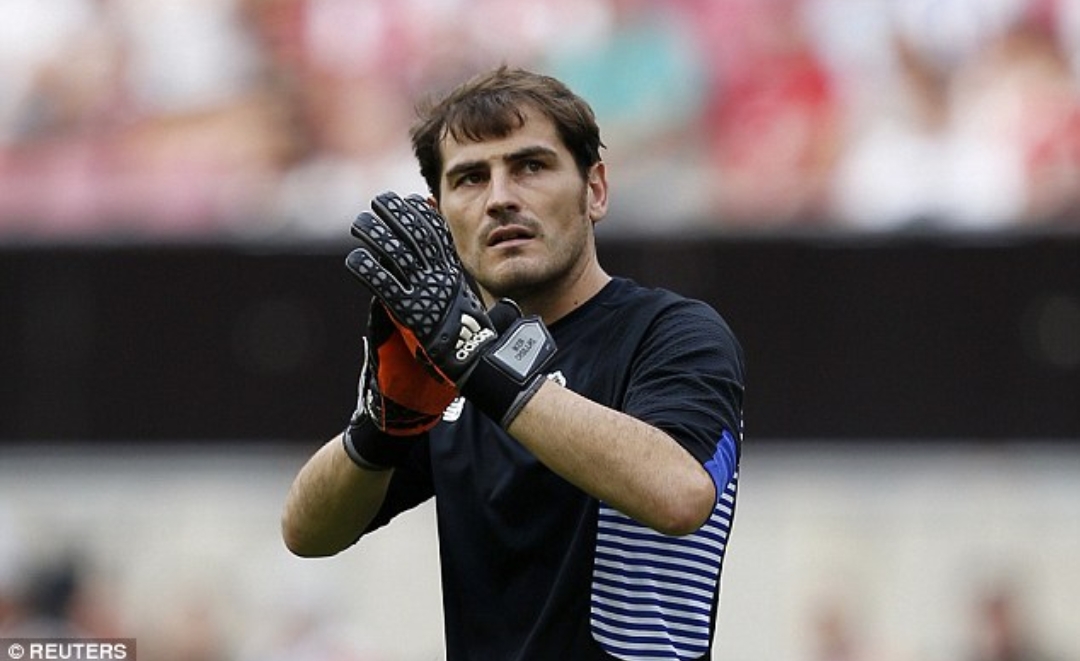 Il Napoli fa gli auguri a Iker Casillas