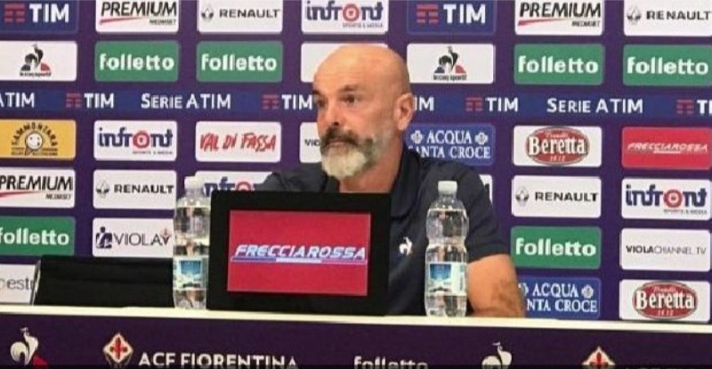 Fiorentina, i live della conferenza stampa di Pioli: “Contro il Napoli servirà un ottimo sviluppo di gioco, dobbiamo farli male. Chiesa? Non  ha altri pensieri oltre la sua maglia…”