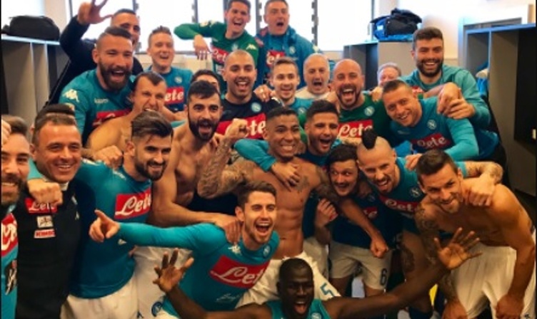 VIDEO – I calciatori del Napoli festeggiano negli spogliatoi dopo il successo sull’Atalanta