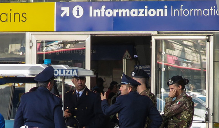 NAPOLI-VERONA – Bilancio scontri tra tifosi e Forze dell’Ordine: 5 agenti feriti e una denuncia a piede libero! Allo stadio cori contro San Gennaro