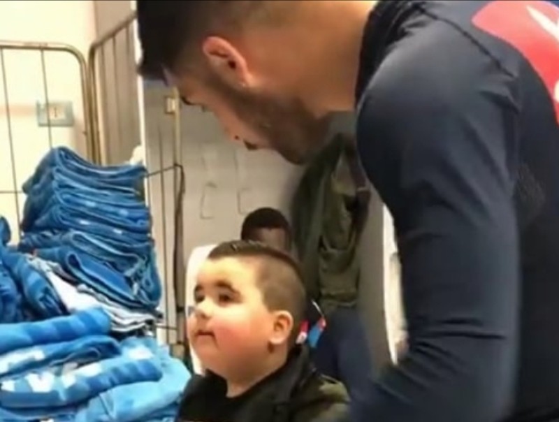 VIDEO – Oggi il club azzurro ha ospitato il simpatico bambino protagonista di un video: “Se vincete lo Scudetto faccio la dieta!” FOTO