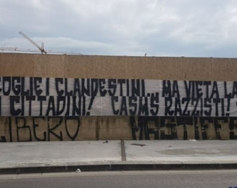 FOTO – Striscione di protesta della Curva A sul divieto di trasferta: “L’Italia accoglie clandestini…”