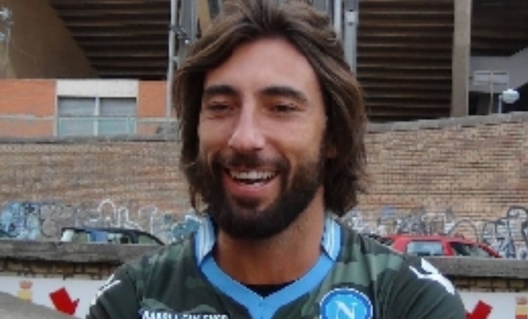 Brumotti show a Striscia: entra nello spogliatoio del Milan gridando “Forza Napoli” [VIDEO]
