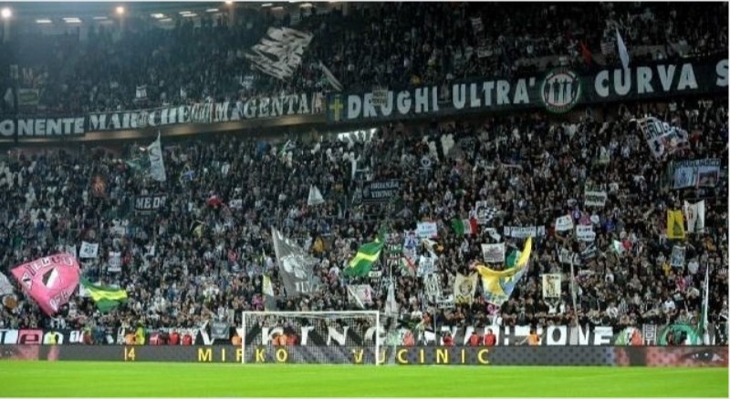 Repubblica il Tweet di Corsetti:  “Juventus musica a palla durante il minuto di silenzio per Astori”