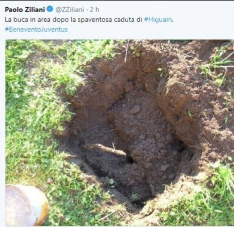 FOTO – Ziliani ironizza sul rigore concesso alla Juve: “Ecco la buca in area dopo la caduta di Higuain…”