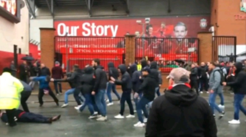 ULTIM’ORA – Tifoso Liverpool accoltellato da romanista: situazione drammatica, L’aggiornamento