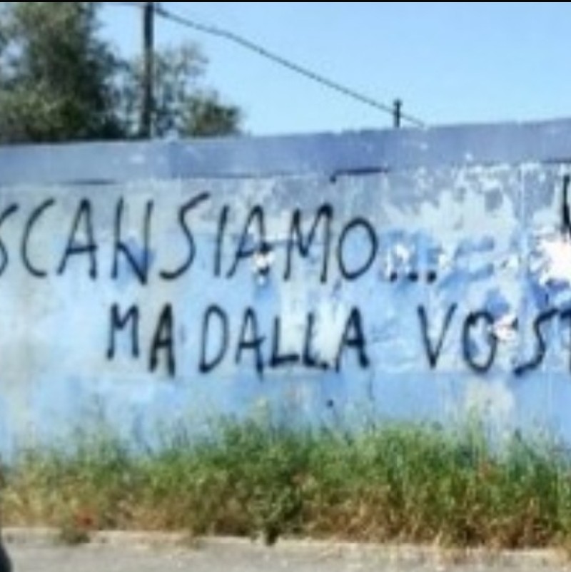 FOTO – Vergognosa scritta contro i napoletani apparsa su un muro di Firenze. Guardate