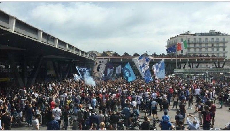 FOTO – Tifosi azzurri in migliaia alla Stazione per attendere l’arrivo del Napoli, ma la squadra è già in treno. Guardate
