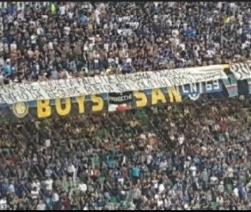 FOTO – San Siro, Curva Nord striscione contro Buffon: “Scommesse e diploma tarocco…”