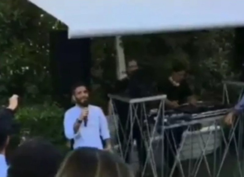 VIDEO – Lorenzo Insigne in versione cantante neomelodico: festeggia così i suoi 27 anni. Guardate