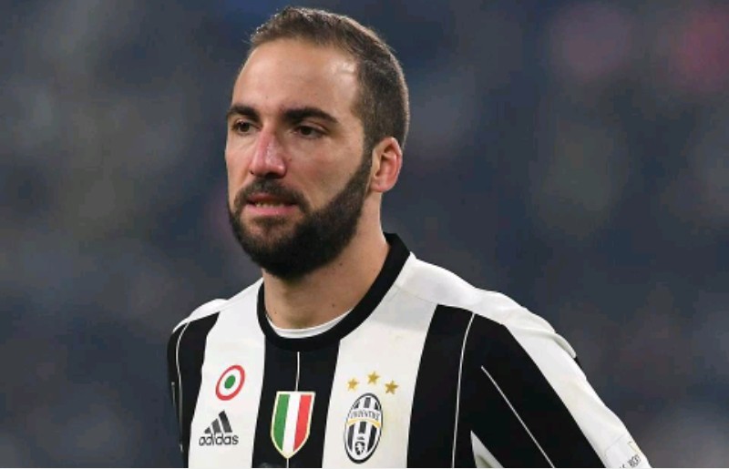 Juventus, Higuain che beffa! Il club lo sacrifica per il bilancio: sullo sfondo ci sono Sarri e il Chelsea. I dettagli