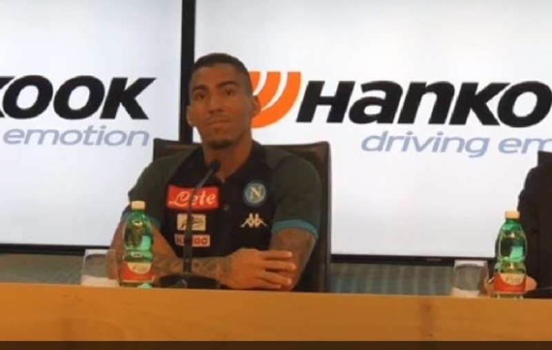 Allan in conferenza stampa: “Stadio vuoto? Speriamo che i tifosi ci sostengano sempre! Voglio chiudere a Napoli il mio contratto! Adesso basta errori, Ancelotti…”