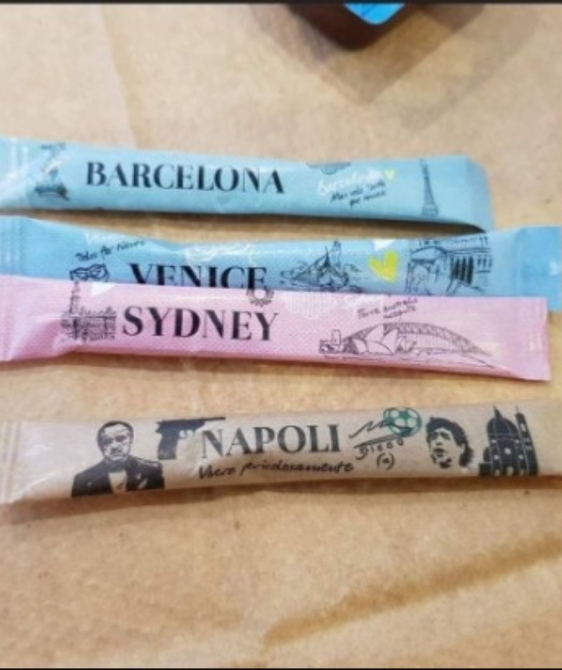 Grecia, bustine da zucchero con immagini razziste contro Napoli: arrivano le scuse dell’azienda