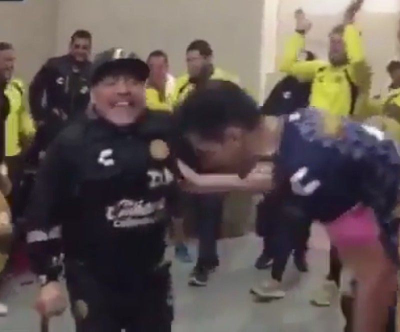 VIDEO – Mitico Maradona: nonostante le stampelle festeggia ballando la vittoria dei Dorados