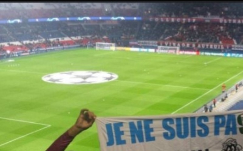 FOTO – Parco dei Principi settore ospiti, spunta il tifoso arbitro! Guardate lo striscione