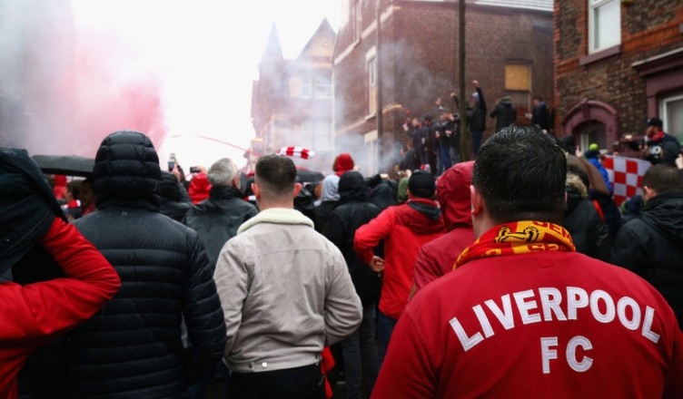Il ridicolo vademecum del Liverpool per i propri tifosi: “Tre cose a Napoli non dovete fare…”
