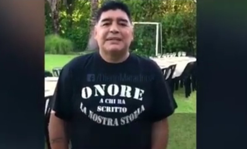 VIDEO – Maradona con la maglia dei tifosi del Napoli:  in lacrime augura buon anno
