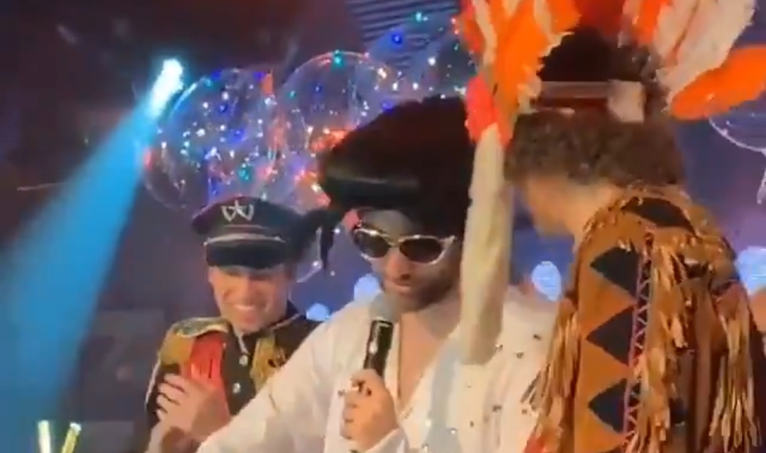 Higuain travestito da Elvis Presley: l’esibizione alla festa di David Luiz [VIDEO]