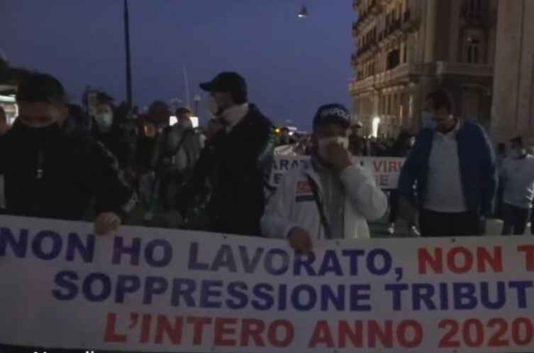 Ultim’ora – Sede Regione Campania sotto assedio. Scatta la protesta per la zona rossa!