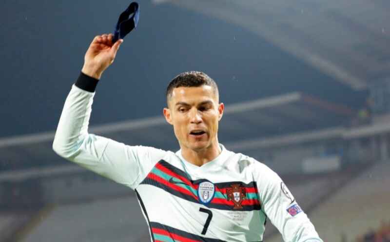 FOTO  – Il Portogallo grida allo scandalo: Ronaldo segna, l’arbitro non convalida