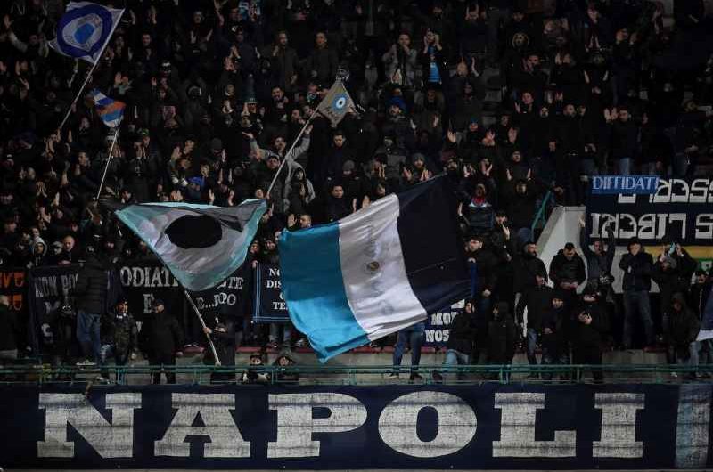 Napoli-Ascoli: tifosi azzurri allo stadio con un messaggio per De Laurentiis