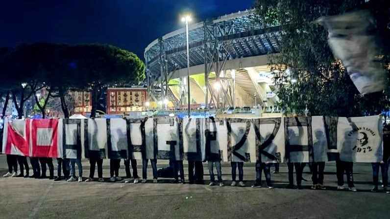 Napoli-Barcellona: vietato l’ingresso di uno striscione con scritto “No alla guerra”