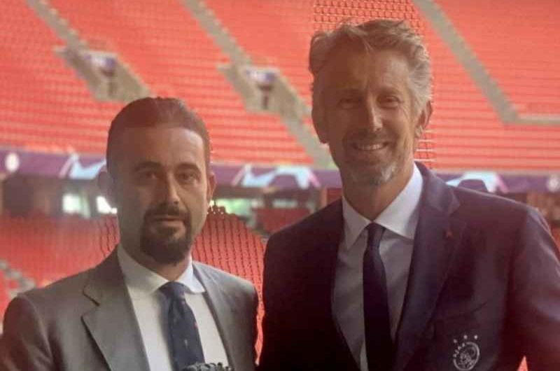FOTO – Ajax-Napoli, incontro tra le dirigenze: omaggio speciale per gli olandesi