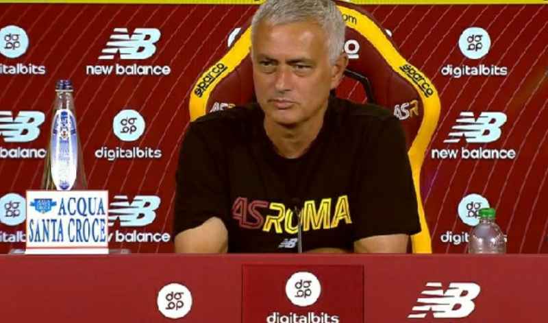 VIDEO – Mourinho: “Napoli favorito, ma a volte il favorito perde. Kvara? Posso dargli un calcio”