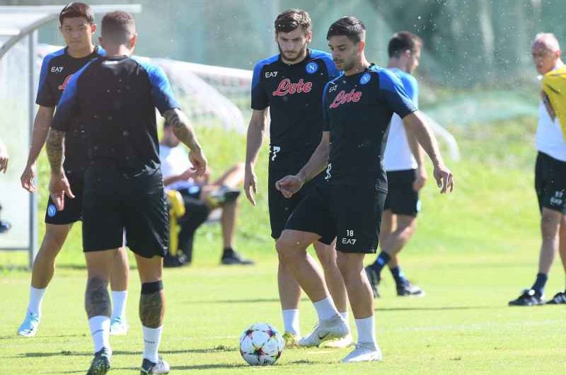 Ajax-Napoli, Simeone e Lozano titolari. Solo un dubbio per Spalletti