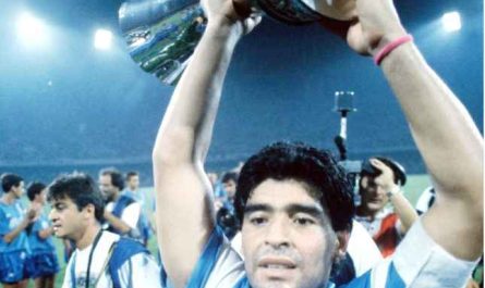 napoli omaggio maadona