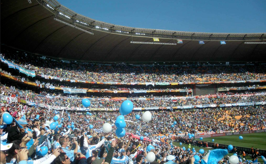 “A caccia di pecore”, lo striscione esposto dai tifosi azzurri a Cagliari