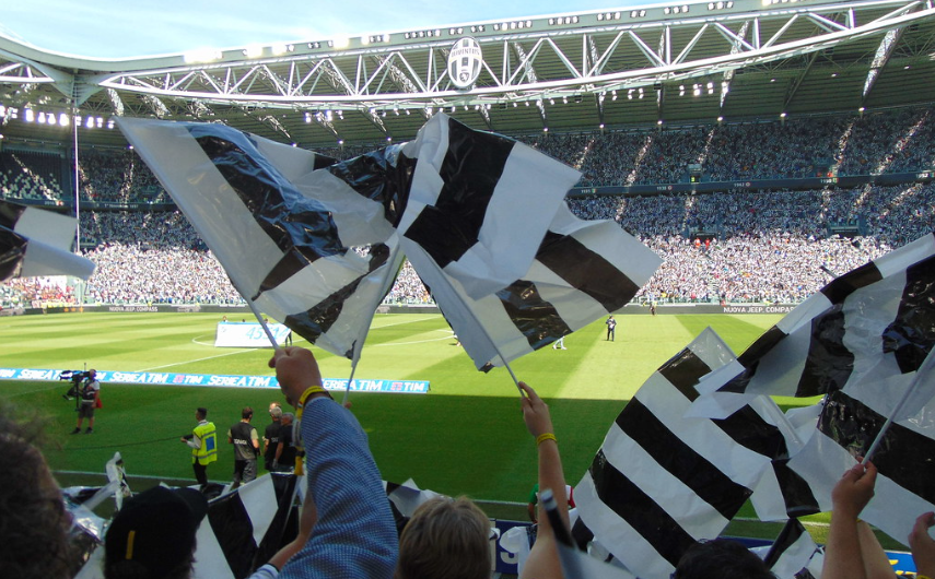 Tifosi juventini contestano il rigore per il Napoli, Varriale risponde